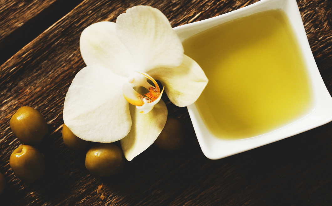 Perché l’olio d’oliva fa bene anche alla pelle?